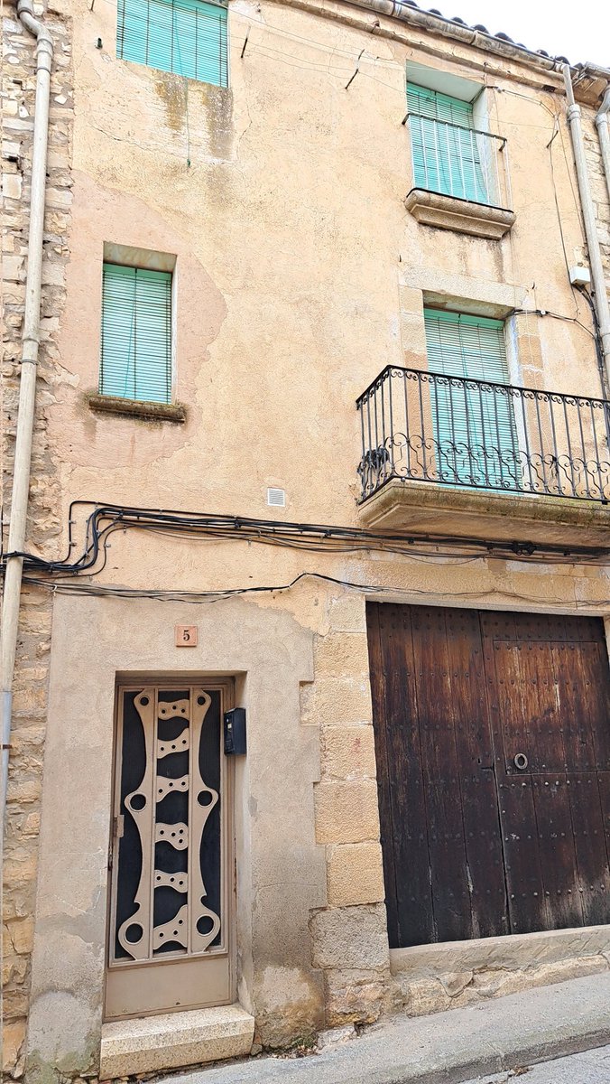 EstimoGuimera's tweet photo. #EstimoGuimerà

Badí en un primer moment
i anys més tard me’n penedeixo;
ton perdó tinc i em mereixo
pel canvi de pensament.
Si hagués anat diferent,
segur, hauríem rigut més;
de plors, els mínims només.
Just ara que estic fumut
busco aquí pau i salut
vora tu per sempre més. https://t.co/srF5j51iCV