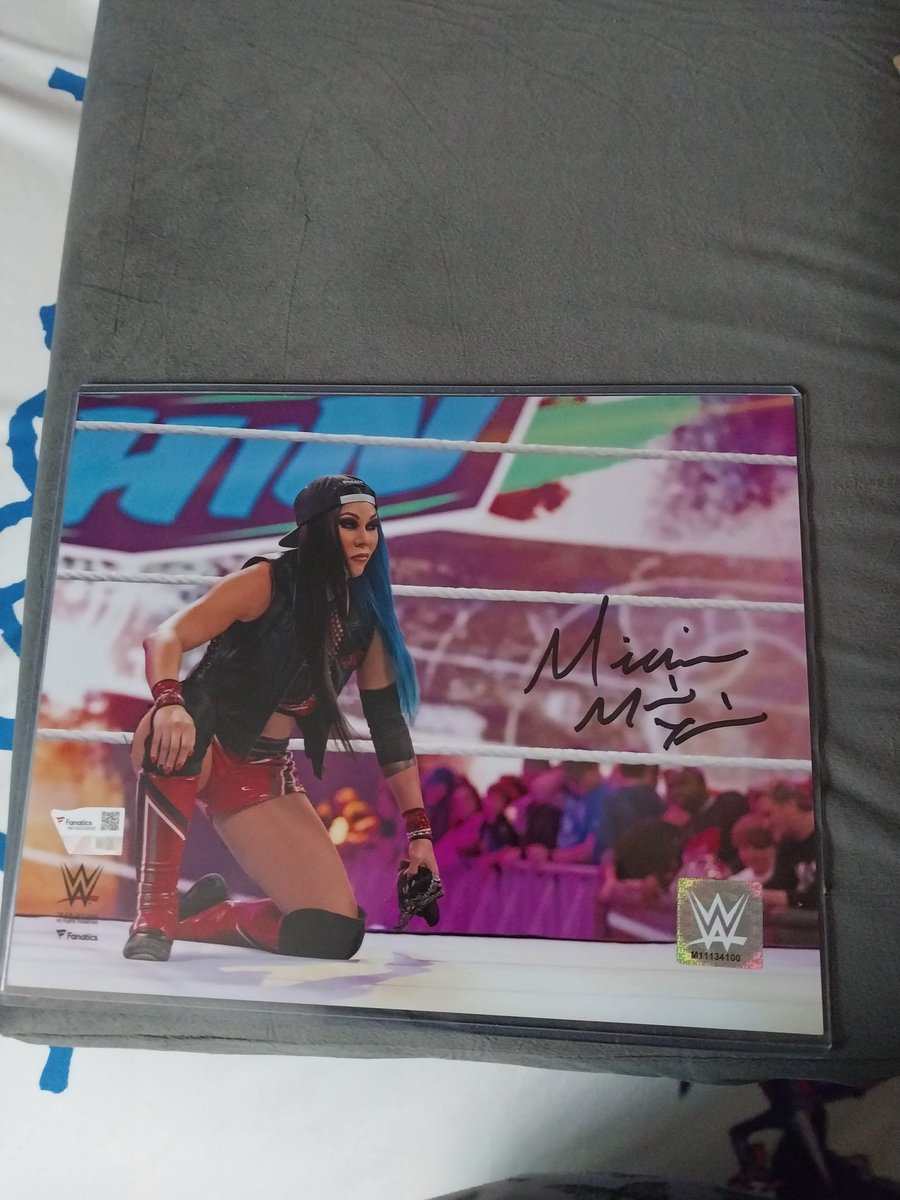 ashlyheilmann11's tweet photo. Finally got my @MiaYim shirt and autograph poster! But where should I put my poster? 🤔 #michin #theoc https://t.co/6LbR4acWDS