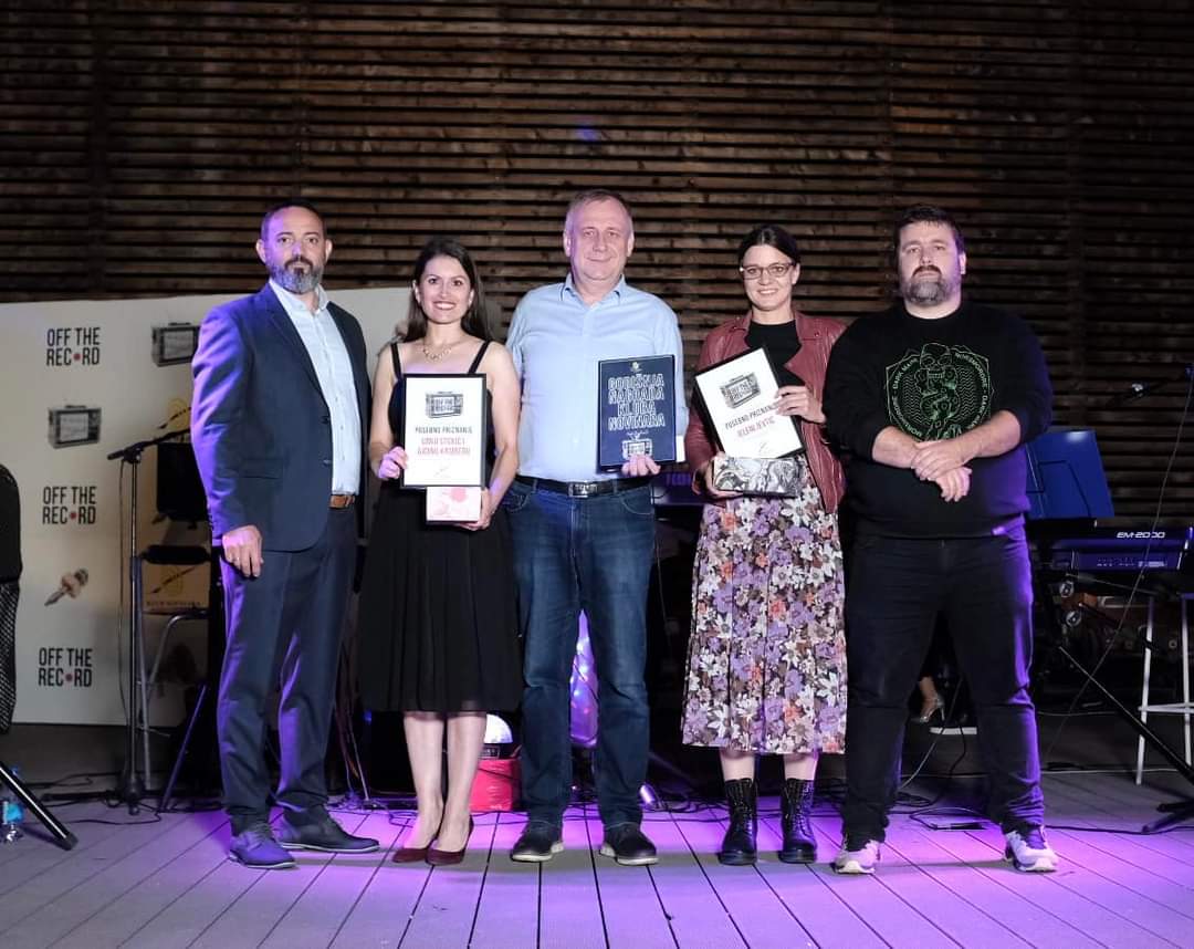 NovinariBL's tweet photo. Godišnju nagradu Kluba novinara Banjaluka osvojio je novinar Capital-a @ckalja77

Posebne nagrade za doprinos novinarstvu osvojili su Jelena Jevtic, novinarka @cinbih, kao Vanja Stokić i Ajdin Kamber, novinari @eTrafika.

Čestitamo! https://t.co/27WZXoKzOa