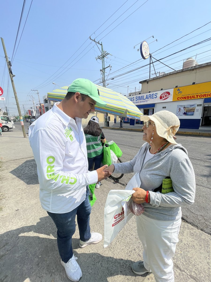 A pocos días de terminar la campaña y cerca de la victoria! Hoy nos fuimos a saludar a las vecinas y vecinos de la Col. 3 Cerritos donde tuve oportunidad de poder platicarles las propuestas de nuestros candidatos @armentapuebla_ y @pepechedrauimx. #2DeJunioVotaVerde✅