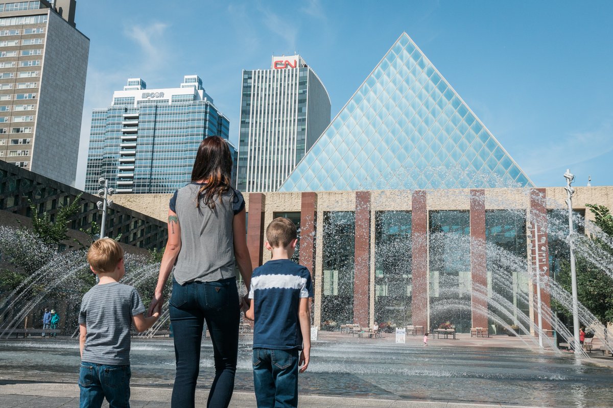 Head to City Hall Plaza tomorrow Sat, May 25, 11 a.m. - 2 p.m. for Splash Day! 🎵 Enjoy music, performers, face painting, hockey, food trucks & more! 🍹 Get a free mocktail from the Hallway Café! ♟️Enjoy games & activities from @ArtsEdmonton edmonton.ca/SplashDay