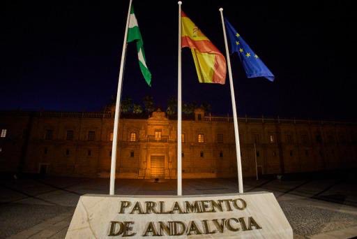 La fachada principal del @ParlamentoAnd se ilumina de naranja, hoy 24 de mayo, con motivo del Día Nacional de la Epilepsia. #diadelaepilepsia