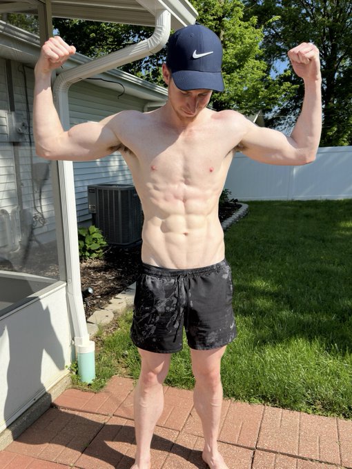 Suns out guns out https://t.co/uBueEtzgkb