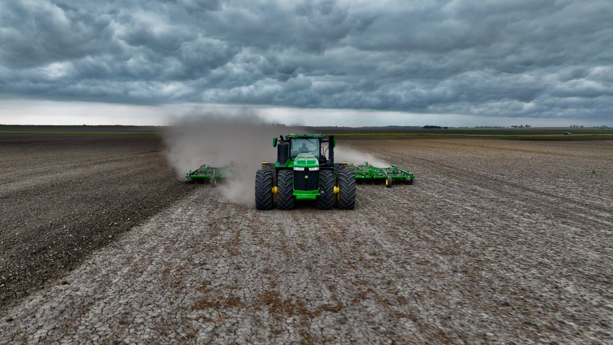 TheChadColby's tweet photo. #SpringTillage photos before storm passes in Central Illinois. https://t.co/jvs1YA5zeu