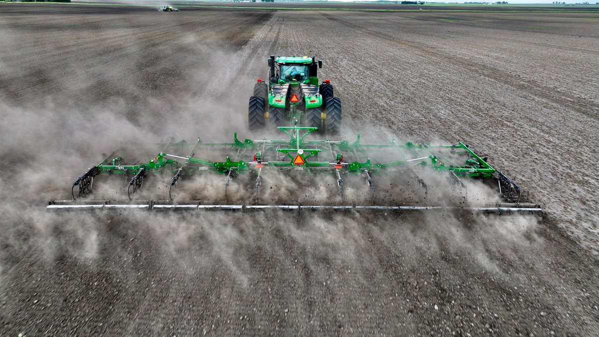 TheChadColby's tweet photo. #SpringTillage photos before storm passes in Central Illinois. https://t.co/jvs1YA5zeu