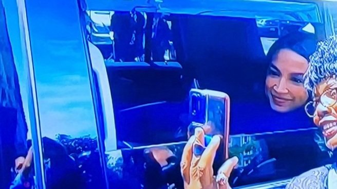Our_Cambridge's tweet photo. Leftists were so shocked that President Trump went to "Deep Blue" South Bronx and was cheered, AOC decided to make appearance near the same park, but in fear of Bronx Americans, she hid behind bulletproof glass.
#NHpolitics #WCVB #MEpolitics #VTElection #CambMA #MApolitics https://t.co/b3urNr6U6R