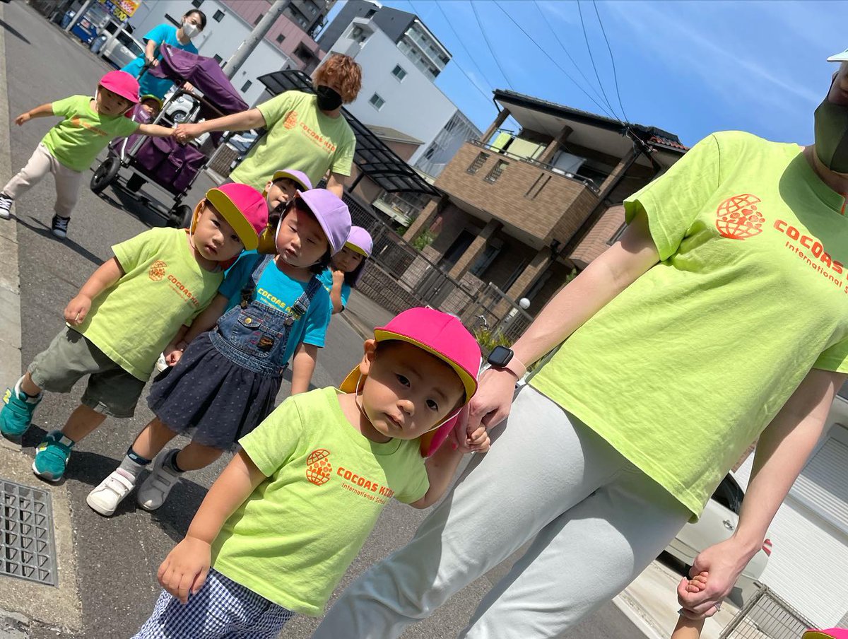 cocoas_kids's tweet photo. 公園につくやいなや砂場に走り出し...
園児A『I can make a birthday cake!（僕は誕生日ケーキ作れるよ～！）』
園児B『This is a chocolate cake!（これはチョコレートケーキだよ～！）』
とそれぞれ思い思いのものを作り始めました。

スコップ等を上手に使い自分の作品を真剣な眼差しで作りました♪ https://t.co/Ixk5V1kA9M