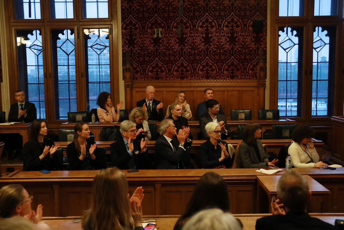 BPartisans's tweet photo. Récemment, Azov s'est rendu au Royaume-Uni et a été applaudi par les députés britanniques. Ce sont cependant des nazis purs et durs :

Le sergent junior. Volodymyr Vernyhora est assis à gauche et semble porter un écusson de l'école Mykola Stsiborskyi de la Brigade Azov (du nom de l'idéologue fasciste de l'OUN qui "envisageait l'État comme une 'natiocratie', un totalitarisme ethniquement défini".

Le lieutenant Arseniy Fedosiuk a été photographié avec des personnes faisant le salut nazi. Son ordinateur portable porte un autocollant du groupe paramilitaire néo-nazi hardcore (« Patriote d’Ukraine ») qui a donné naissance à Azov.  Il a suivi un compte VK ouvertement néo-nazi "12 ans pas esclave" (faisant référence à 1933-45)

Discussion sur le vétéran d'Azov Ruslan "David" Serbov, son voyage en 🇮🇱. Lors de cette visite à Londres, il a souhaité un joyeux anniversaire à son camarade tatoué par Hitler, Oleksandr Kravtsov, qui dirigeait une escouade ouvertement néonazie qui combattait avec le régiment Azov à Marioupol.