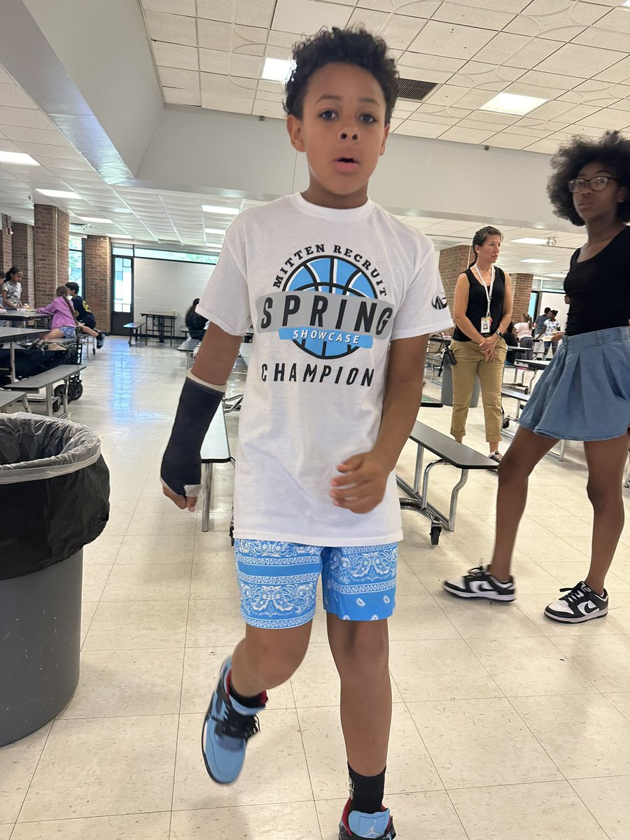 Shoutout to this Spring Showcase Champion with the Mitten Recruit drip!! 💧 💧💧 This is why we give out shirts to winners and not just medals! Represent champ! #MittenRecruit