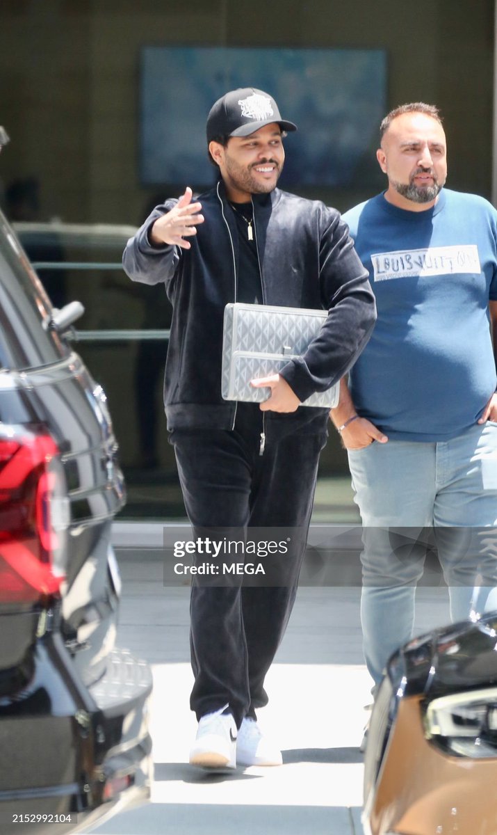 The Weeknd foi visto saindo de uma reunião no Lionsgate Studios, acompanhado de seu empresário Sal, no dia 17 de maio.