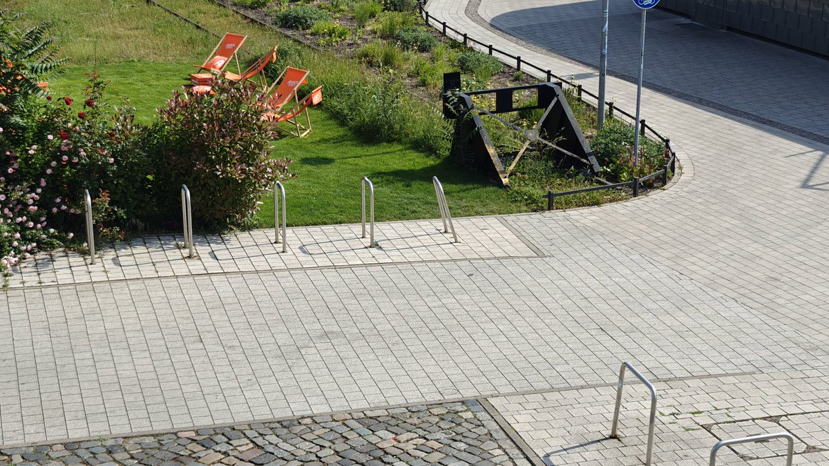 EinRobert1's tweet photo. Hier am #Domfelsen in #Magdeburg war wohl Uri Geller mit seinem PKW zum Essen zu Gast.
Oder wie erklärt ihr euch den verbogenen #Fahrradbügel, @ADFC_MD, @MDradelt, @ottoparkt ... https://t.co/WOam1pQbMd