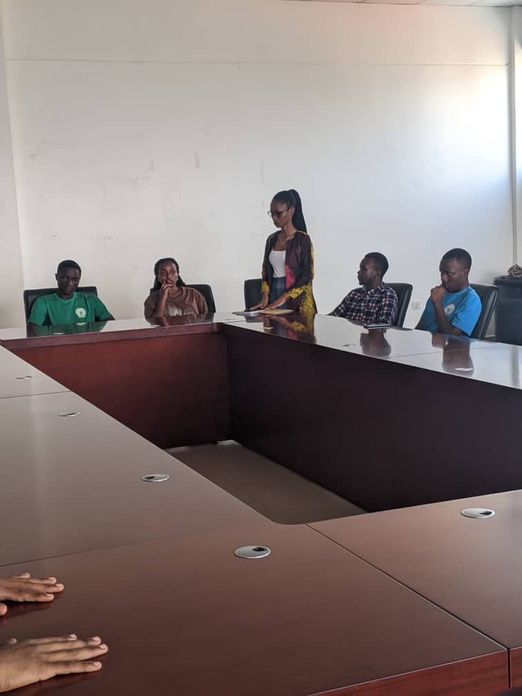 RYVCP_CST's tweet image. None taliki ya 24/05/2024 Abakorerabushake ba @urcst n'ubuyobozi bwabo baremeye umuturage witwa Abed RANGIRA warokotse jenocide yakorewe abatutsi 1994 akaba atuye mu kagari k'Agatare, umurenge wa @NyarugengeSect, akarere ka @Nyarugenge bamugeneye inkunga ingana 59300 Rwf.