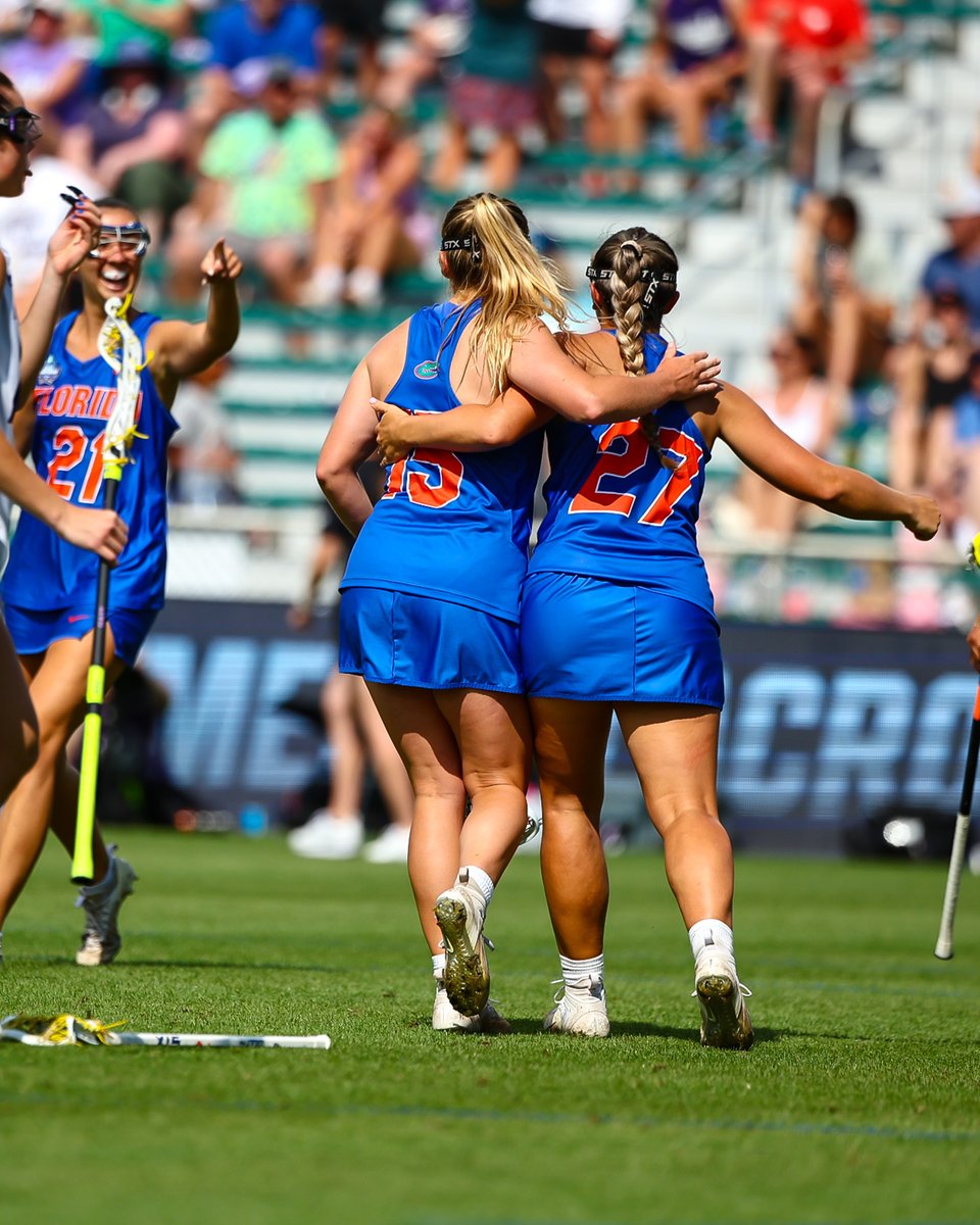 Ashley feeds it low to Gianna on the crease for the finish! 💪 Q3 | Florida 7, Northwestern 7 #FLax | #GoGators