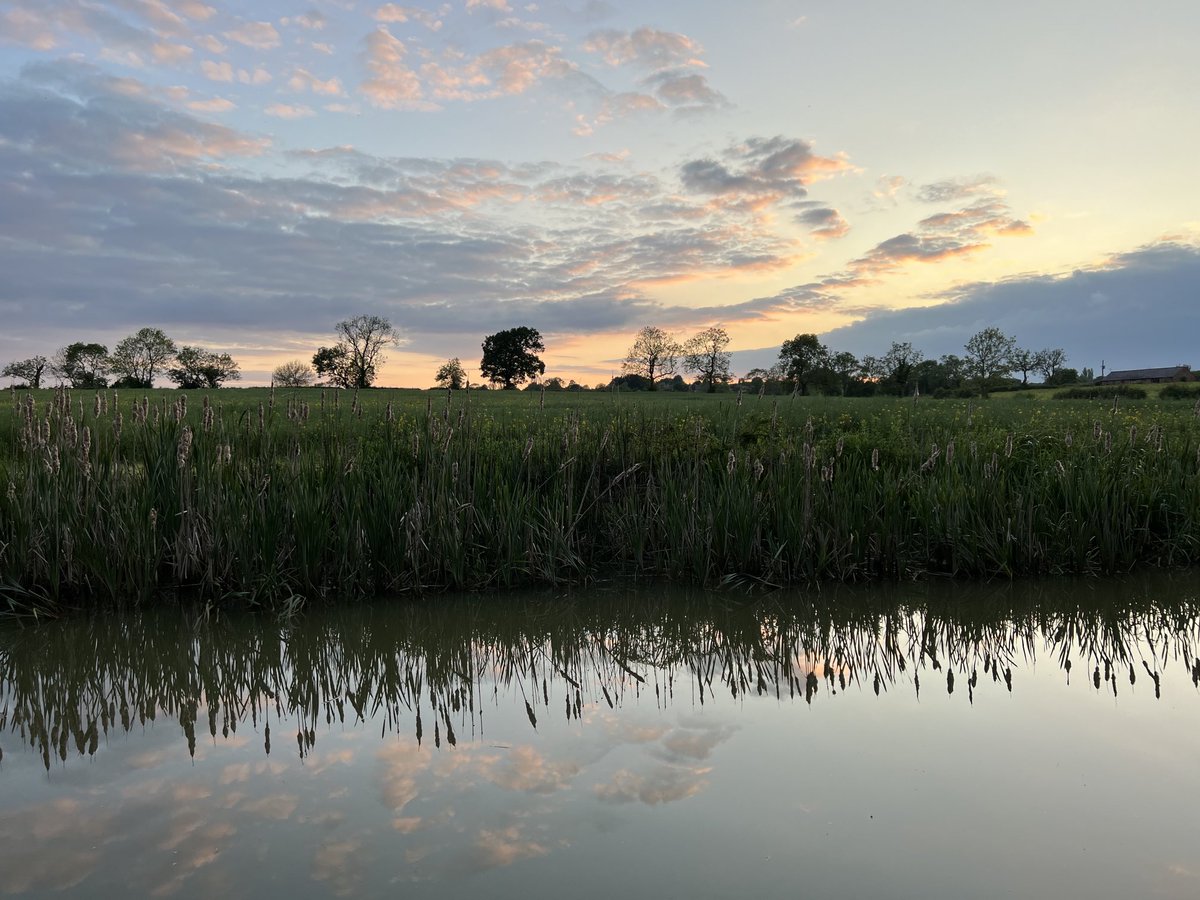 Fantastic evening on the Oxford canal - hoping for more days like this. #boatsthattweet #canallife #narrowboats #lfesbetterbywater