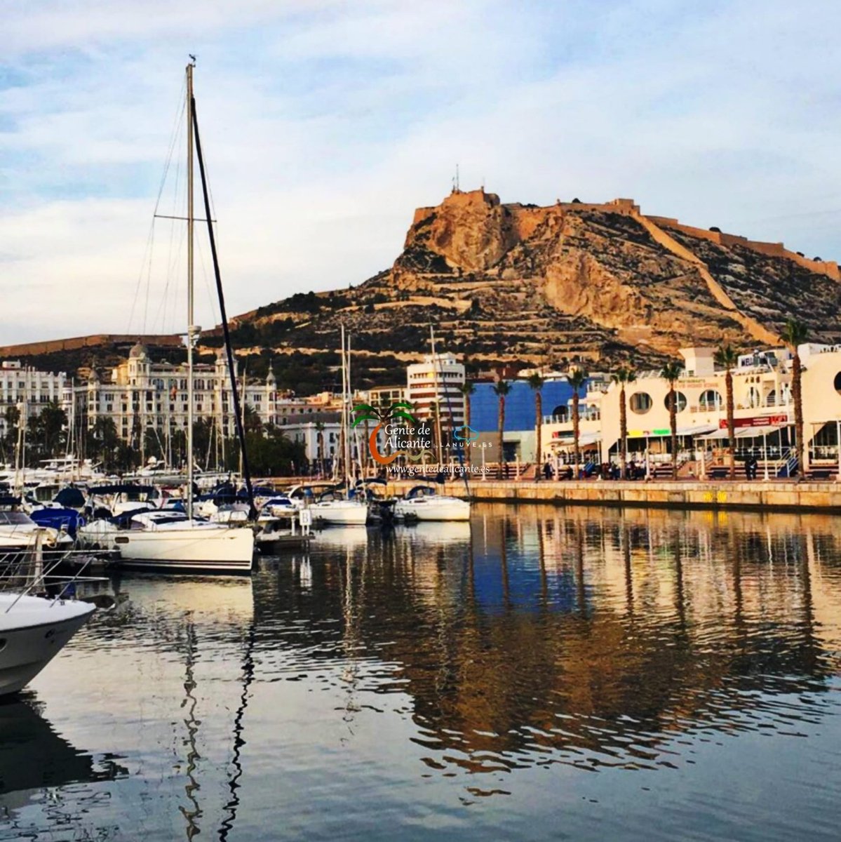 Buenas noches #GentedeAlicante 😍🌴🏰⚓⛵ nos despedimos por hoy con ésta bonita imagen desde el puerto con vistas al Castillo Santa Bárbara con las que os deseamos un magnífico descanso y una Bona Nit Familia!🥰

#Alicante #LaMillorTerretadelMón #España #CostaBlanca #lanuvees