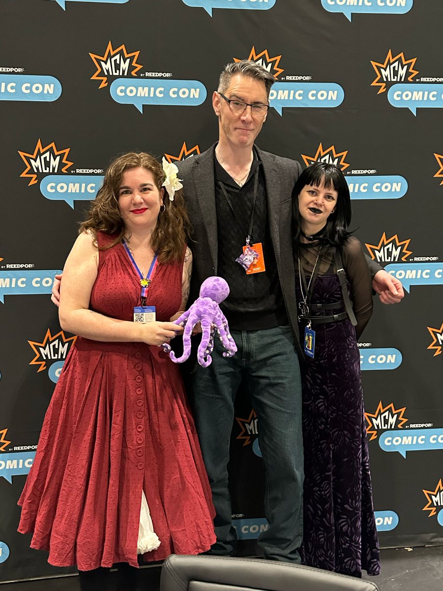 Vibes absolutely out of the roof, so lovely meeting Squiddington!

And of course my queue buddy

Oh and this random guy, idk who he is (i'm joking, you were a gem Scott)