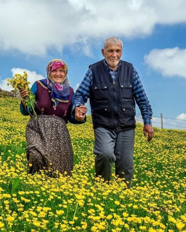 'Biri ölüp ayrılınca eşinden Öbürü de gitmek ister peşinden Çıkaramaz hayalinden düşünden İhtiyarlık başa geldiği zaman Yaşlılara değil özel, bu sözüm, Gençler de yaşlanır elbette kuzum Senin de buruşur elin ve yüzün İhtiyarlık başa geldiği zaman' #Geceye #Hayırlıgeceler 🦋🌼