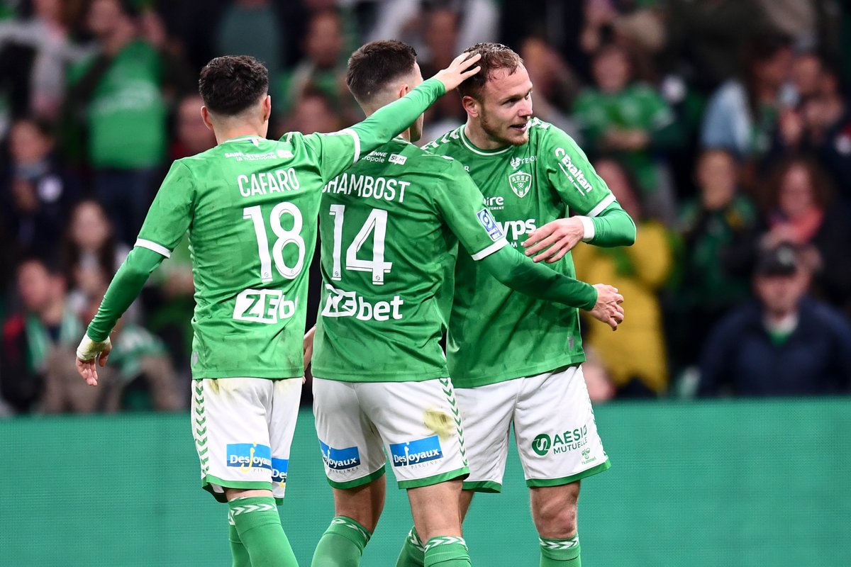 🚨 Saint-Etienne est aux portes de la Ligue 1 ! 💚🤍 Les Verts remportent (2-0) leur barrage face à Rodez et devront s'imposer dans une double confrontation face au FC Metz pour retrouver l'élite.