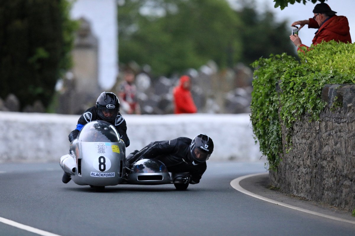 Incredible entertainment and bravery from the sidecars through Church Bends!

That concludes our qualifying this evening and the roads have begun to open around the course.

See you tomorrow for more of the same!

📸 Callum Staley