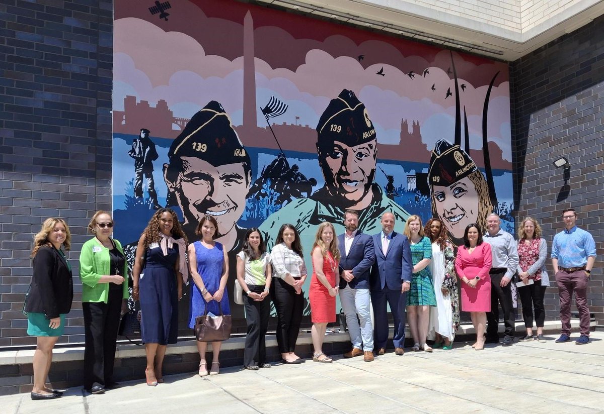 Earlier this week, @ArlingtonVA staff, volunteers, & Board members met w/ officials from @HUDgov & @APAH_org. The full delegation took a photo at APAH's Terwilliger Place in front of a mural painted by a veteran who is part of the American Legion Post collocated at the apt bldg.