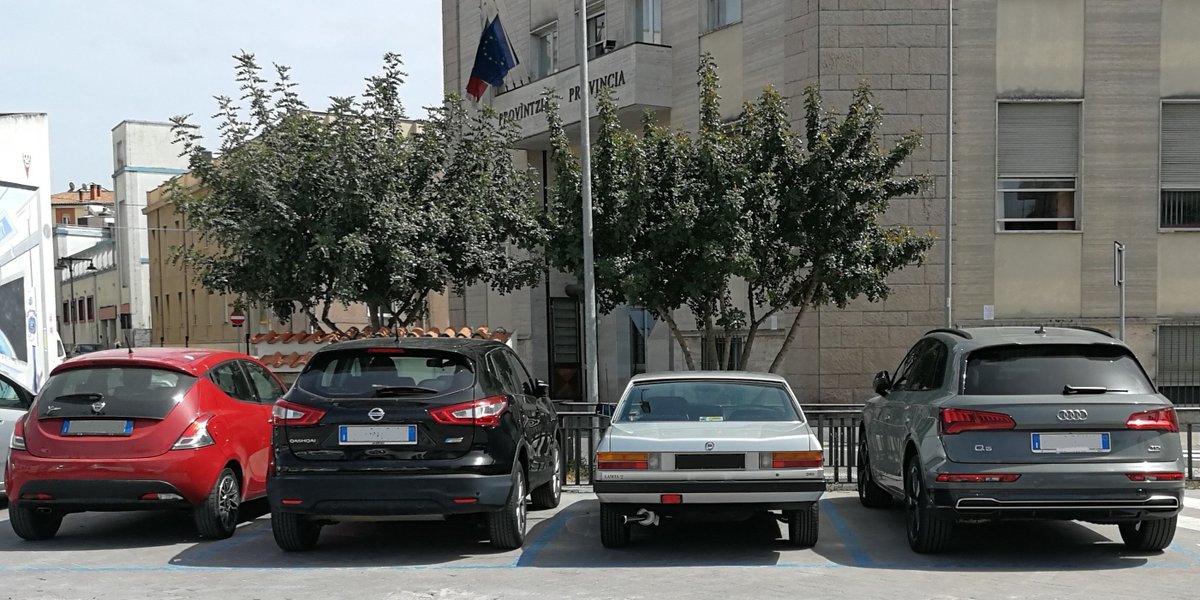 Zo'n #Lancia Gamma coupé was 'vroeger' een grote middenklasser. Nu is het een tiny car. #autobesitas