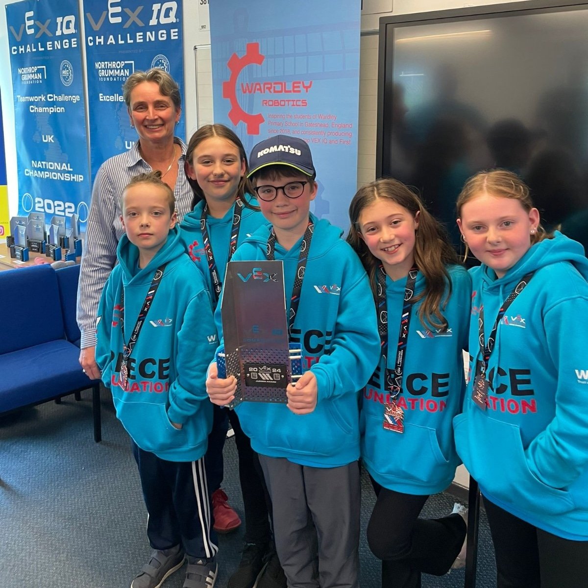 Pleased to have dropped by Wardley Primary School after a #LabourDoorstep session to congratulate the VEX Robotics Team on being crowned UK National Teamwork Champions at the VEX Robotics Championship in Dallas Texas 👏👏 What an excellent achievement for all involved 🏆