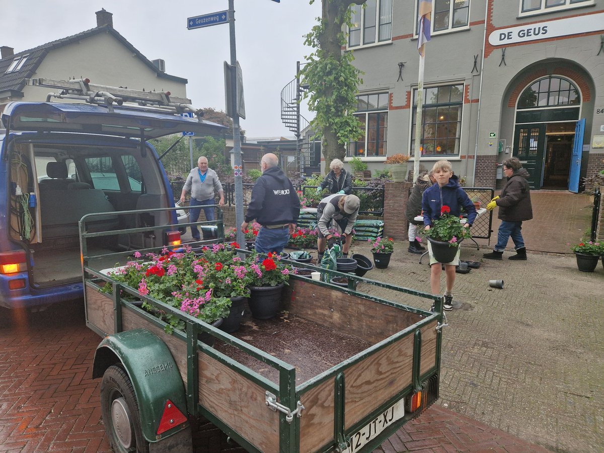 Ed Bakker (@geuzenbuurt) on Twitter photo Vanavond hebben diverse buurtbewoners weer de geraniums in potten gedaan,daarna zijn ze in de #Geuzenbuurt weer in hun baskets gedaan.Met dank aan <a href="/GemeenteHsum/">Gemeente Hilversum</a> <a href="/DeGeusHsum/">Wijkcentrum De Geus</a> Vanavond hebben diverse buurtbewoners weer de geraniums in potten gedaan,daarna zijn ze in de #Geuzenbuurt weer in hun baskets gedaan.Met dank aan <a href="/GemeenteHsum/">Gemeente Hilversum</a> <a href="/DeGeusHsum/">Wijkcentrum De Geus</a>