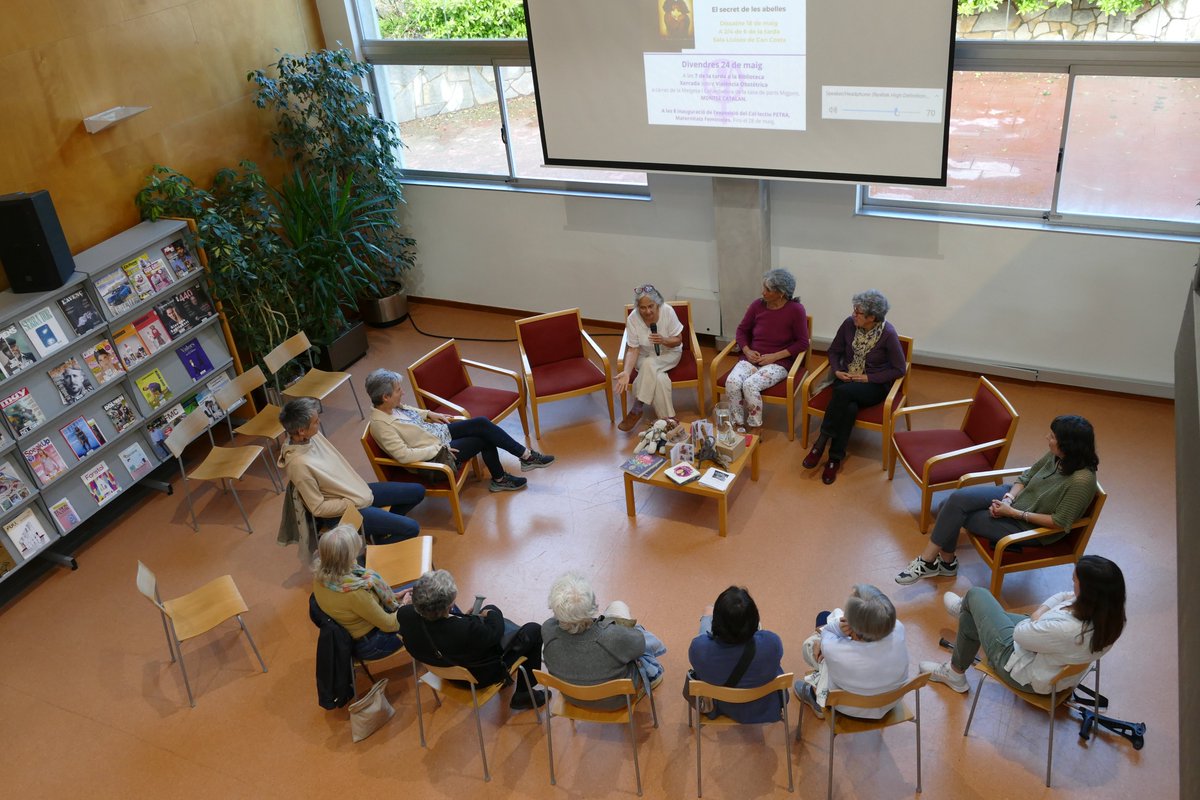 Aquesta tarda hem acollit la xerrada organitzada per Som Dones sobre violència obstètrica #QuèFemALesBiblios