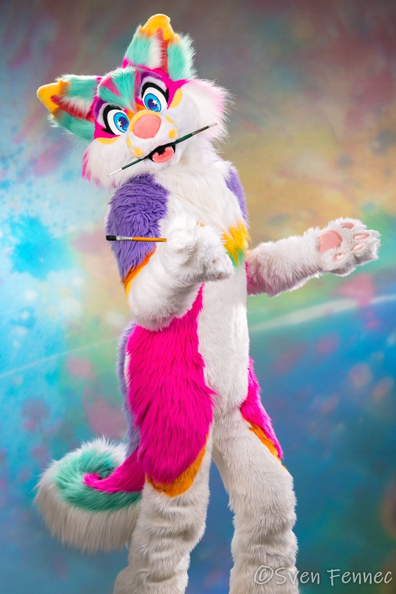 Gonna paint you a picture! 📷= @SvenFennec #FursuitFriday