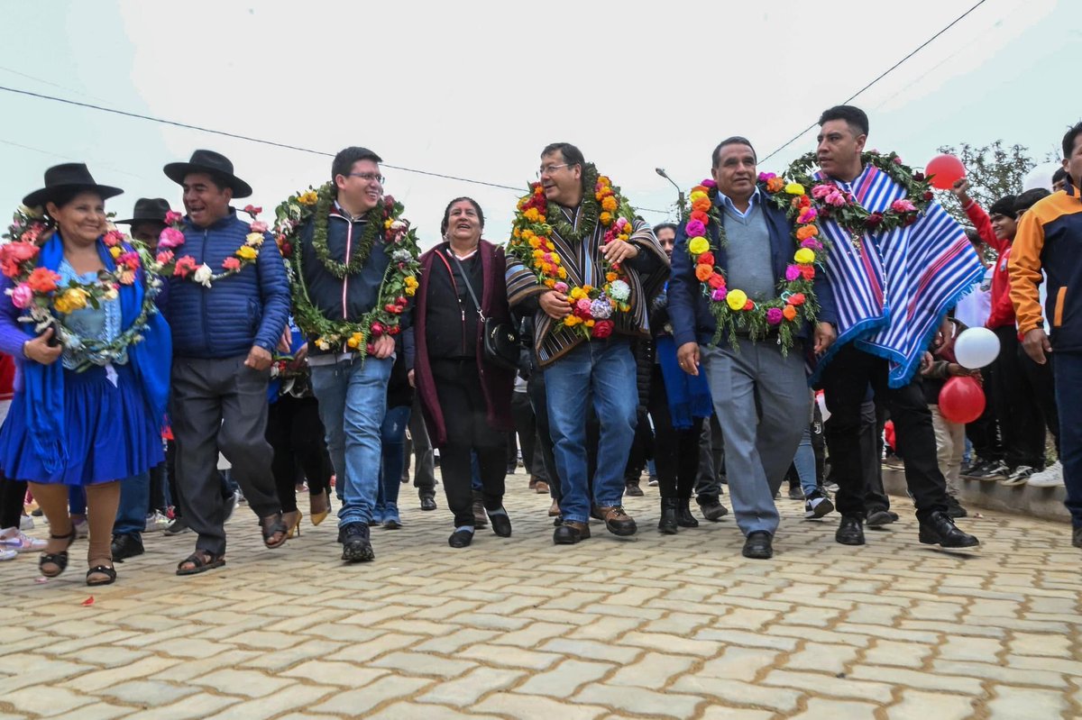 Acompañados de nuestras hermanas y hermanos vecinos del municipio de Villa Serrano, en #Chuquisaca, hoy con mucho cariño entregamos la construcción de dos proyectos de enlosetado de la calle 6 de Agosto de la Zona Norte y del Centro Poblado Mendoza, con una inversión de más de