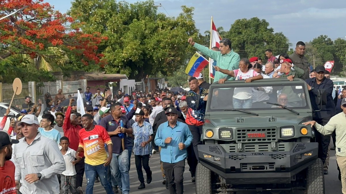 madeleintlSUR's tweet photo. Presidente @NicolasMaduro en el estado Bolívar con un calorón de pueblo. 

El sol está candela y bajo ese catire así la gente lo recibió. https://t.co/9Sb2zckUFQ