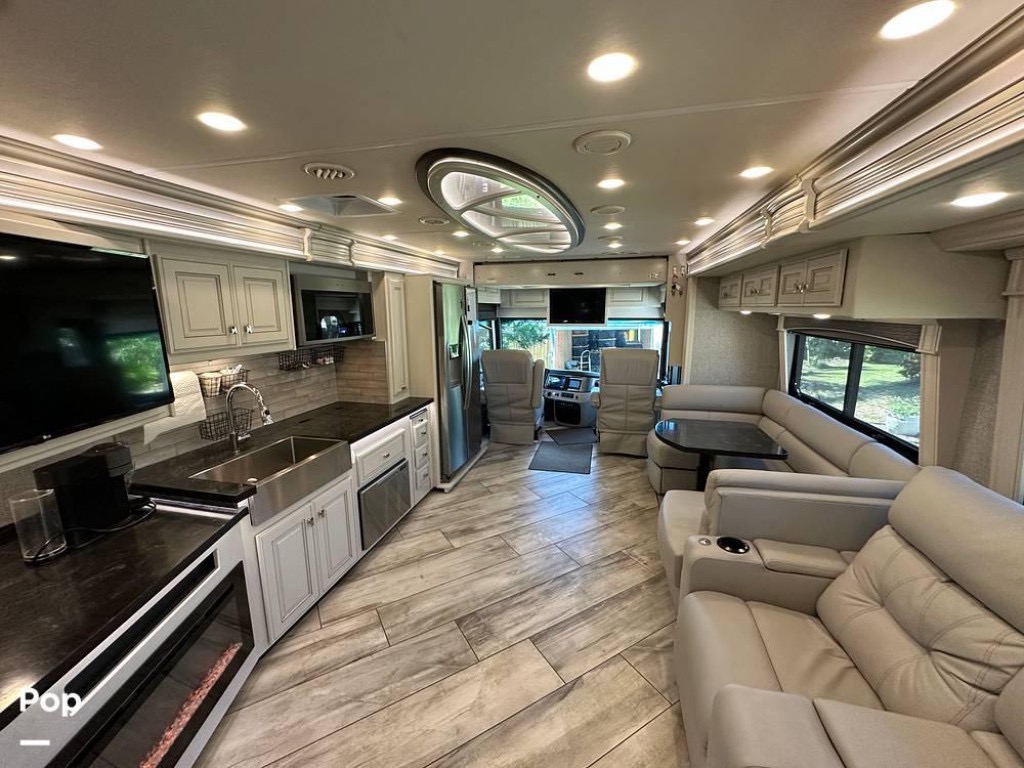 RvCrazy's tweet photo. SUBMIT YOUR OFFER TODAY! -  This beautiful 2022 #Fleetwood #Discovery LXE 40G has been well maintained and has only 16,000 miles. 

🔸Price $369,000
🔸Location #Englewood #Florida

➖➖
🔗 https://t.co/9DYrdrCQ0h
➖➖

#FleetwoodClassA #FleetwoodRVForSale #FloridaRVers https://t.co/f5OY59WoB3