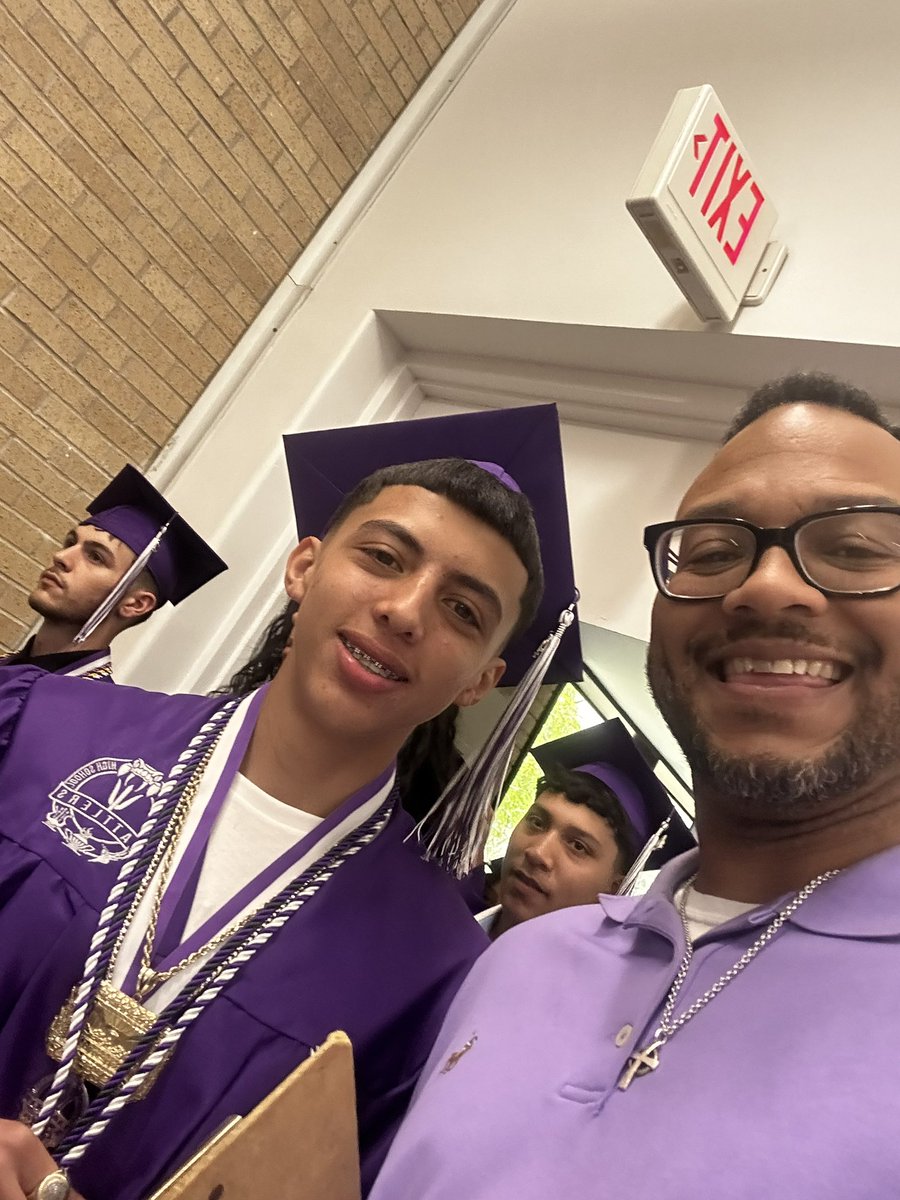 CoachErvin2's tweet photo. Great young man!!! Excited for this accomplishment🎓🎉🎓 Continue to figure it out💯#SMCISDgrad https://t.co/GsjKOkspXG