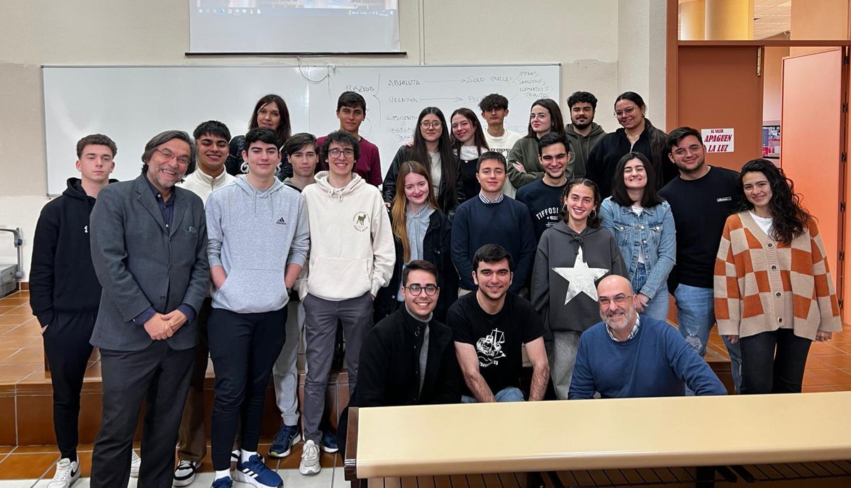 DchoAdmvo1Uex's tweet photo. Nuestra foto de grupo de final de este curso 2023/2024. Incluido el profesor doctor Rodríguez Muñoz.
#DerechoAdministrativo1 #UEX #ecouex https://t.co/ye1JRRGWqb