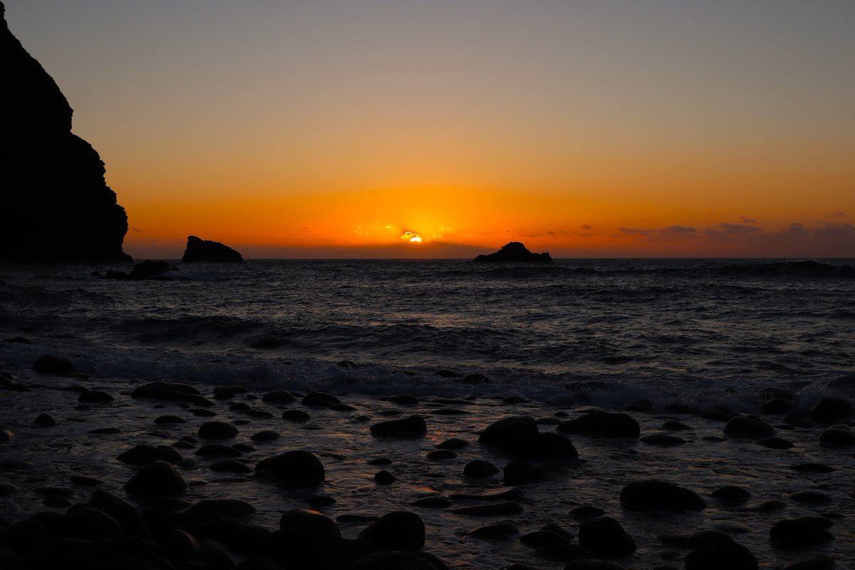 Arrecian los reflejos en las olas: Conjugo el verbo sol añado el verbo horizonte y vivo una tarde total, como un pintor… no… como dos pintores, uno a cada lado de los reflejos de la lejanía… Acabada la... ↓