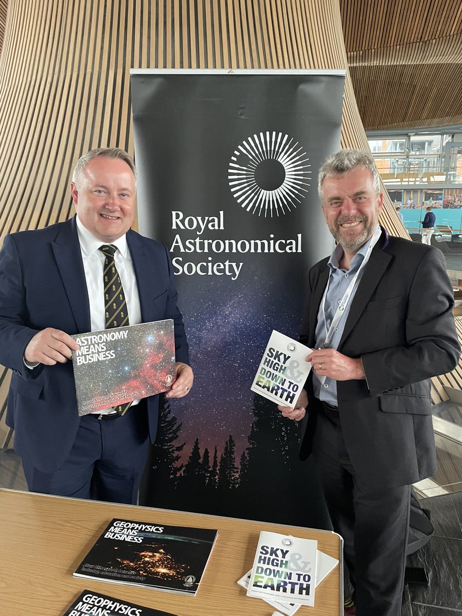 🔭 It was great to meet Dr Robert Massey from the Royal Astronomical Society at the Senedd recently. 🏴󠁧󠁢󠁷󠁬󠁳󠁿 We discussed my campaign for a National Observatory for Wales in the dark skies of the Clwydian Range. 🪐 Glad to have their support! #Astronomy