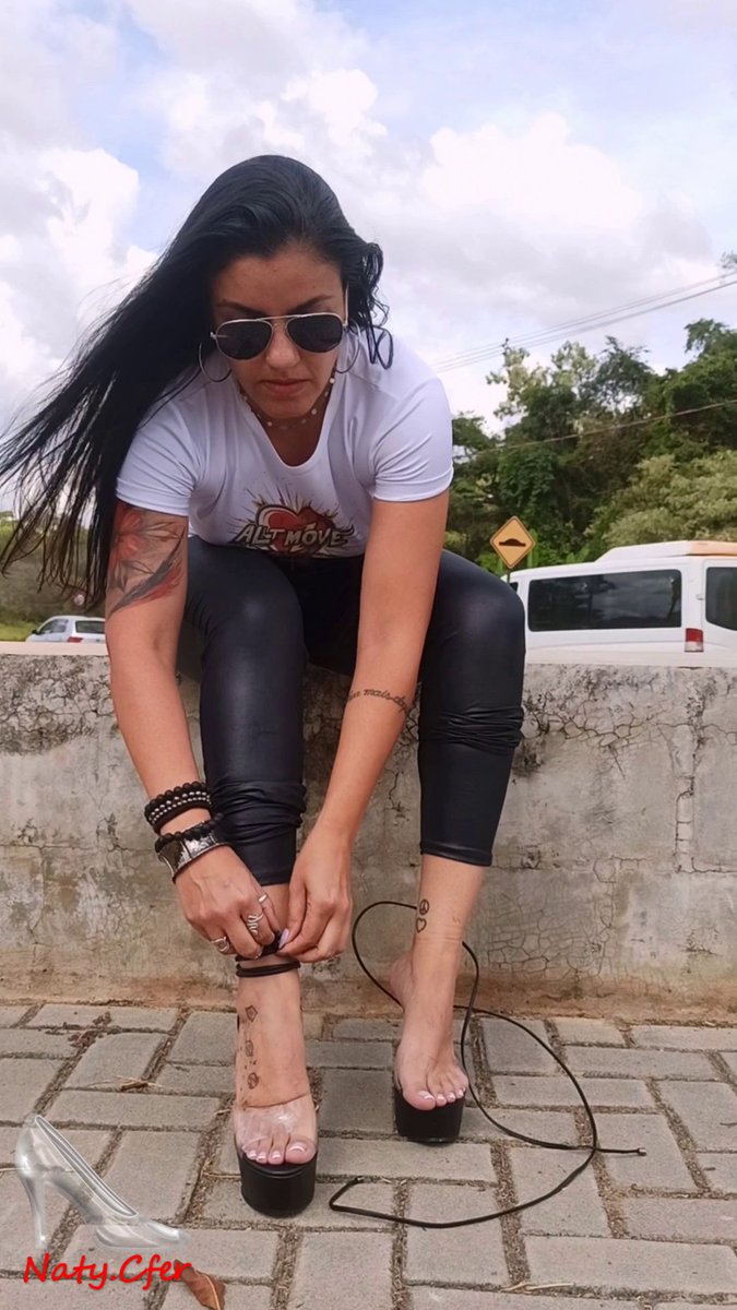 Nayft35's tweet photo. Gravar aquele videozinho de JOI na praça vale para animar a sexta? Assine minhas redes pagas e boa diversão! #JOI #pezinhos #transparentshoes #brunette #tattoo https://t.co/LT4JGWIRns
