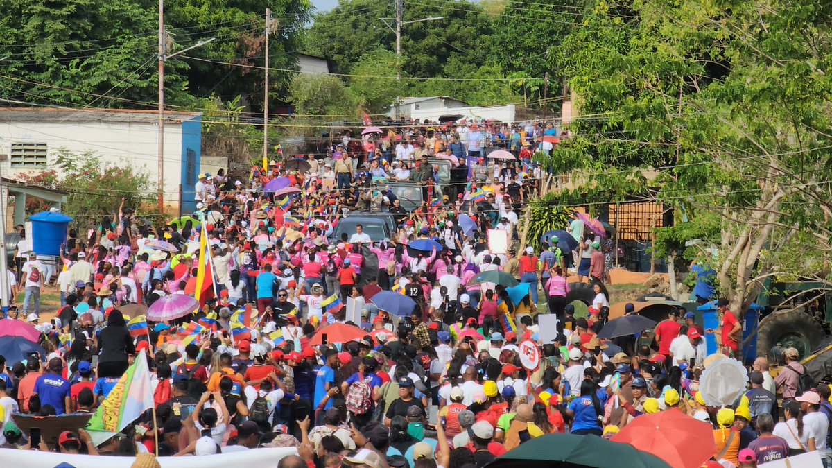 Viva nuestro presidente @NicolasMaduro, hombre trabajador y protector de nuestro pueblo; hoy Ciudad Bolívar te recibe con los brazos abiertos, aquí hay un pueblo revolucionario y leal #VerdadDePueblo @PartidoPSUV