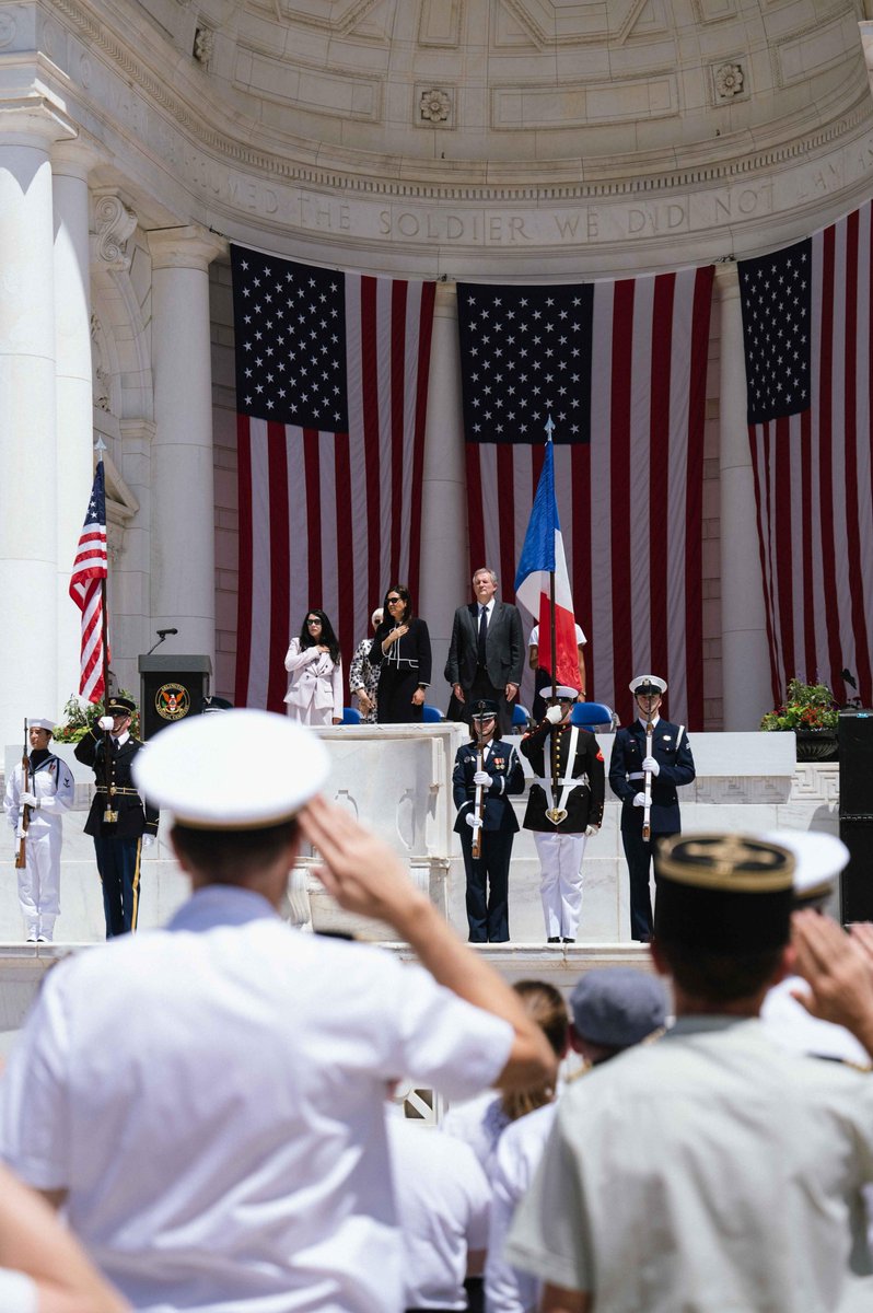 FrenchAmbUS's tweet photo. A light kindled in the eternal flame at the Tomb of the Unknown Soldier in Paris, burning at the Tomb of the Unknown Soldier at @ArlingtonNatl. A moving moment made possible by La Flamme de la Liberté, honoring the 80th anniversary of D-Day. https://t.co/qspWA3JZmQ