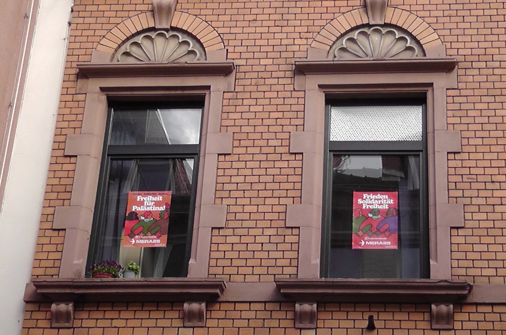 #SKK20240524 #Europawahl24 MERA25 auch in Saarbrücken angekommen | Häuserfront Mühlenstraße #MERA25 #Saarbrücken #Saarland #Deutschland