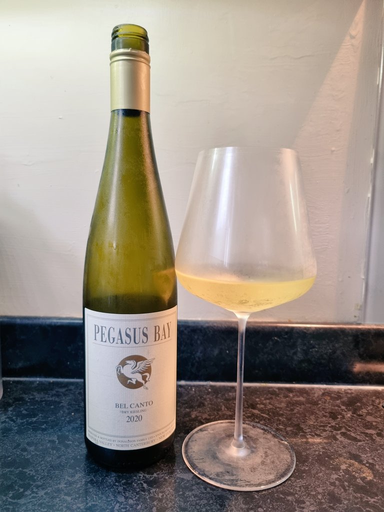 Tonight's chicken curry needed a wine that cuts through the spice without dominating. Step forward this @PegasusBayWine 'Bel Canto' riesling. Candied lemons and pure lime, with some Asian pear & apricot. Reckon even @jimofayr would love this. Top drop.