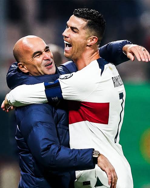 🚨🗣️Roberto Martinez: 'Cristiano's secret is that he wants to be better every day. he naturally gives a lot and demands to be part of the team, Cristiano is the captain of the national team, no other player has played in five European Championships.'