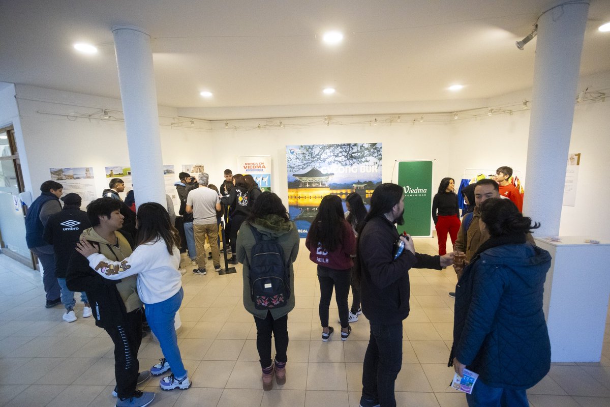 Más de 200 alumnos visitaron el Centro Cultural Movil Coreano 🥢

✅Durante la mañana nos visitaron alumnos de Lenguajes Artisticos, la ESRN Nº79 de San Javier y del Paulo VI : 4to 3ra, 4to 2da y 3ro 3ra.
✅Hasta el 29/5 la exposición estara abierta con entrada libre y gratuita!