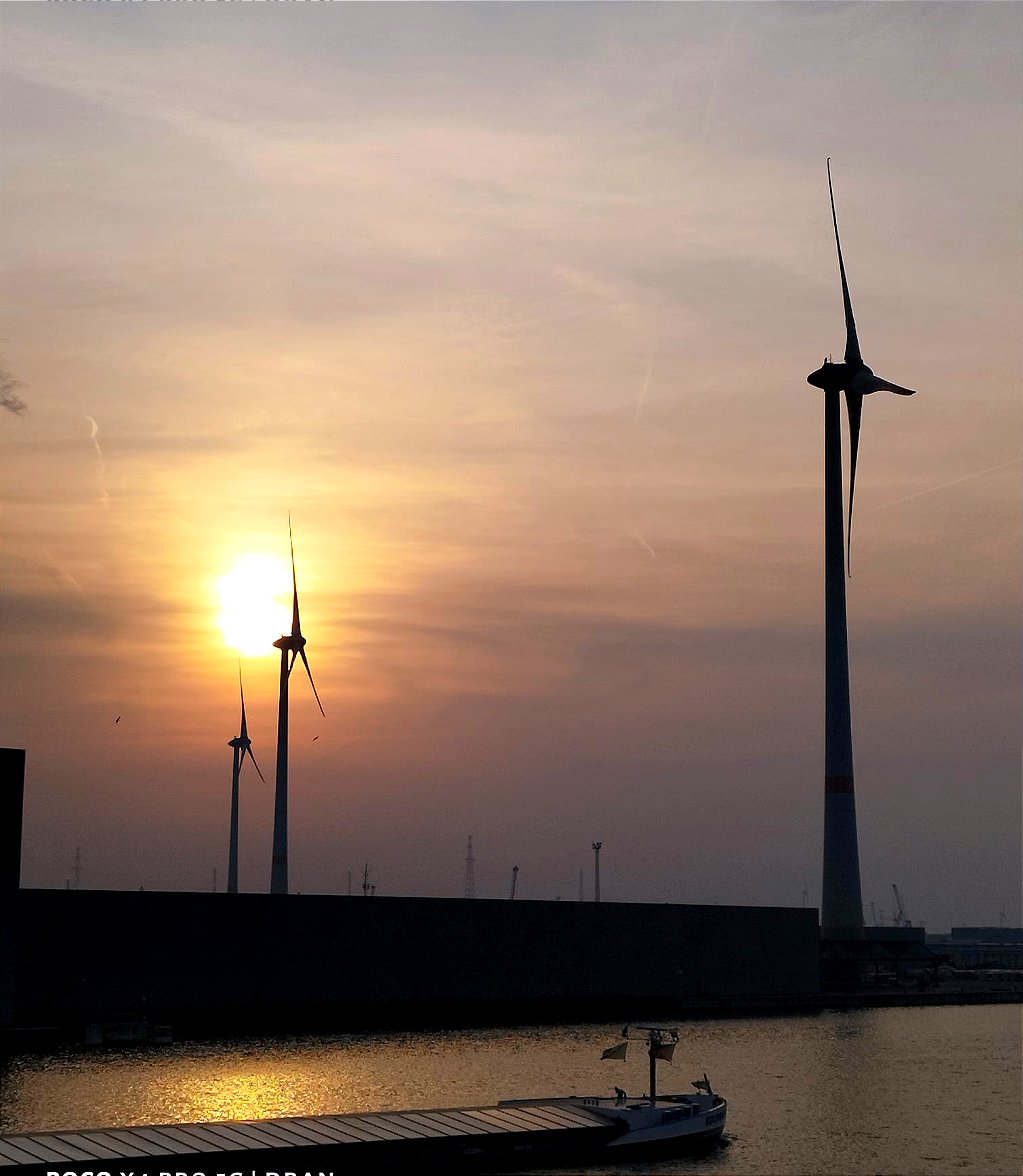 Ahhh...it's another stunning sunset over the river in Antwerp, Belgium 🇧🇪

📸 Pic sent in by AXXAZ community member Dran Fuentes Serdoncillo Gosz 👍

#axxazmarine #inlandshipping #belgium #europeanwaterways #communitypic