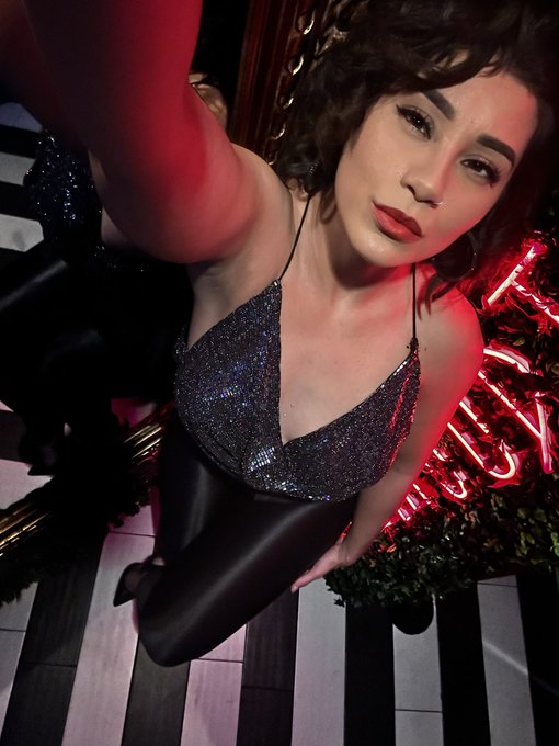 Out drinking and dancing with my gurls!  I&rsquo;ve been all about the Margaritas and martinis  these days<a href="/tag/newprofilepic"class="tags"><span>#newprofilepic</span></a>