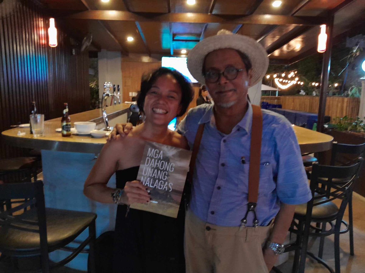 AMRagragio's tweet photo. Mamaya ang book launch, pero naka-advance purchase at papirma na ng Mga Dahong Unang Nalagas ni Victor Paz mula sa @uppress https://t.co/lIAylGCNrd