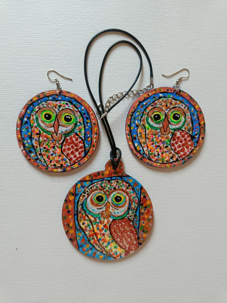 I'm working on a neckpiece (freshly primered) for the Tikuli Art earrings just like the set in the next pic. The owls are sold.Sharing for size reference.If you're keen on the first set please DM to discuss. You can even buy them individually.#ArtbyTee #handmadejewelry #IndianArt