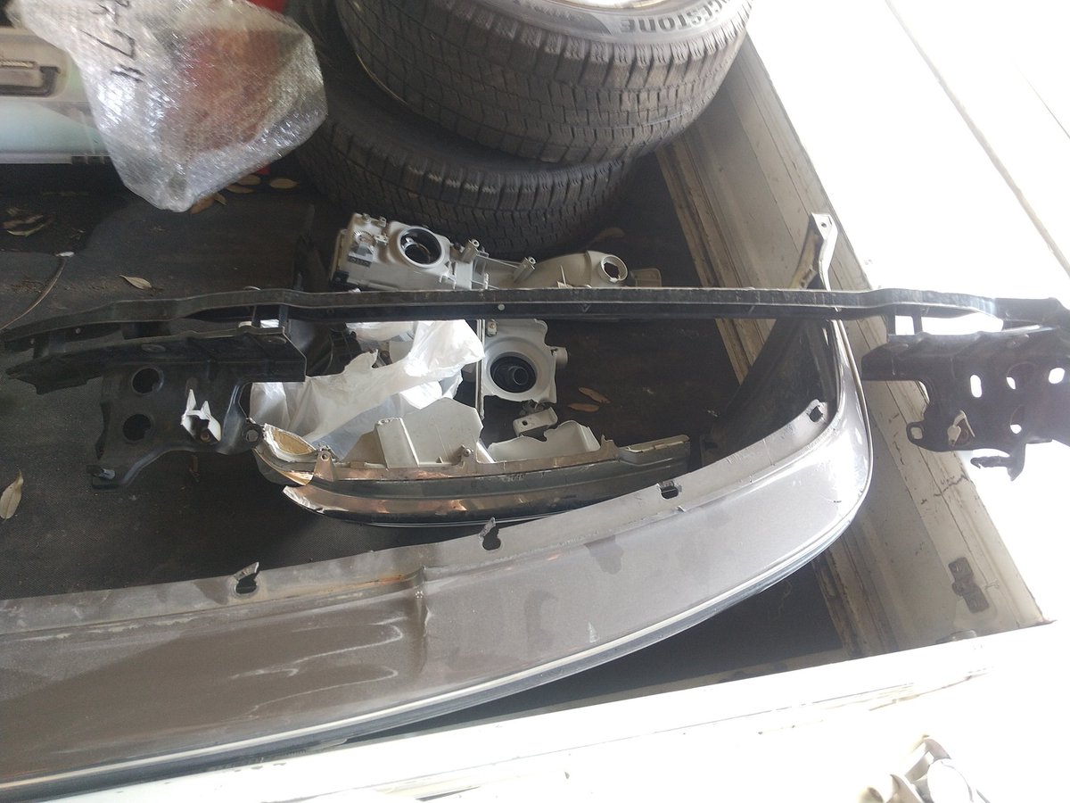 CB_5AI's tweet image. ２週間ぶりの愛機。
手持ちの部品を届けに。
大騒ぎしていたバンパーアッパービームを撤去し持ち帰り。
フェンダーは思いの外、軽症？。
#CB5
#アコードインスパイアAGiのMT
#1990年