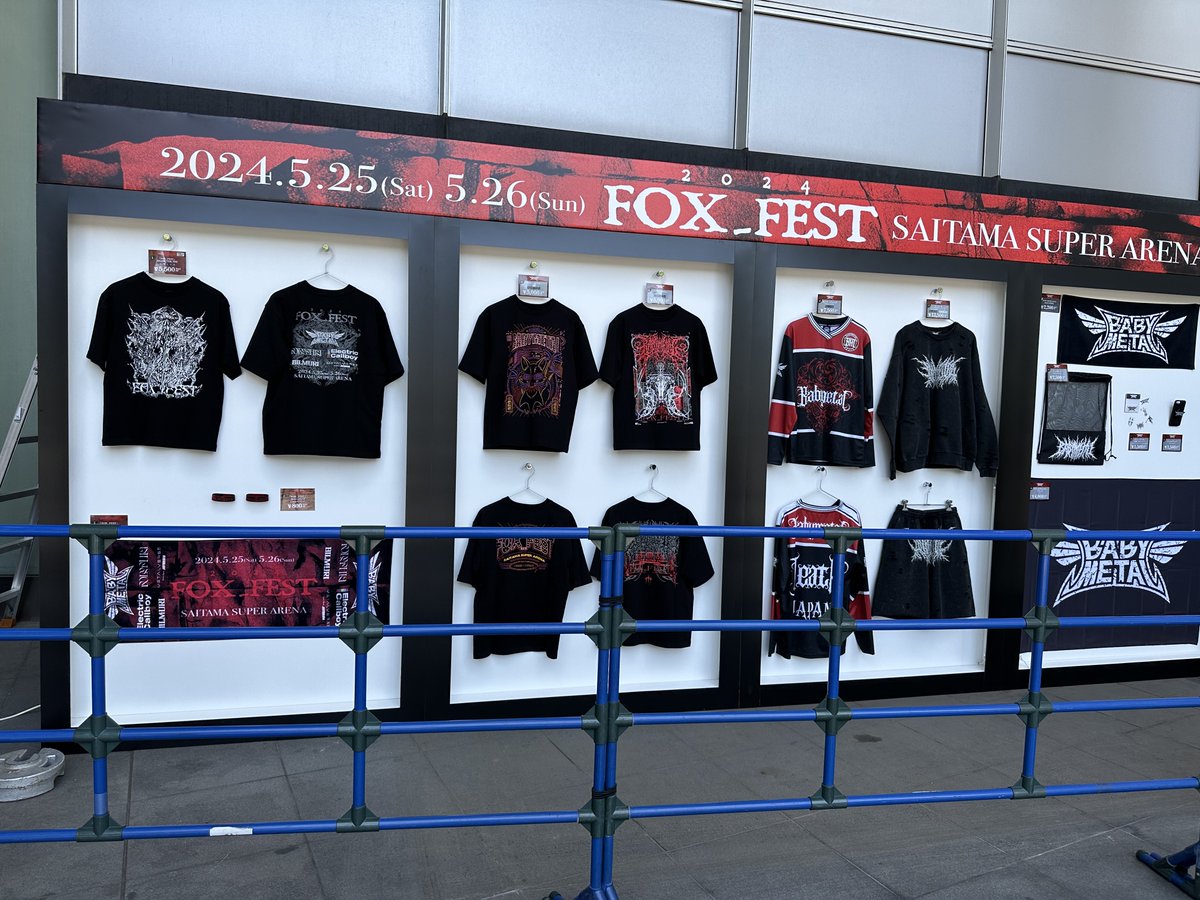 ToshiMrnk's tweet photo. グッズ購入完了
最初に聞いたお兄さんが間違い
BABYMETALグッズコーナーでもFesグッズは買えます。

明日はFesTのみ。 https://t.co/Pn0HJEyhyN