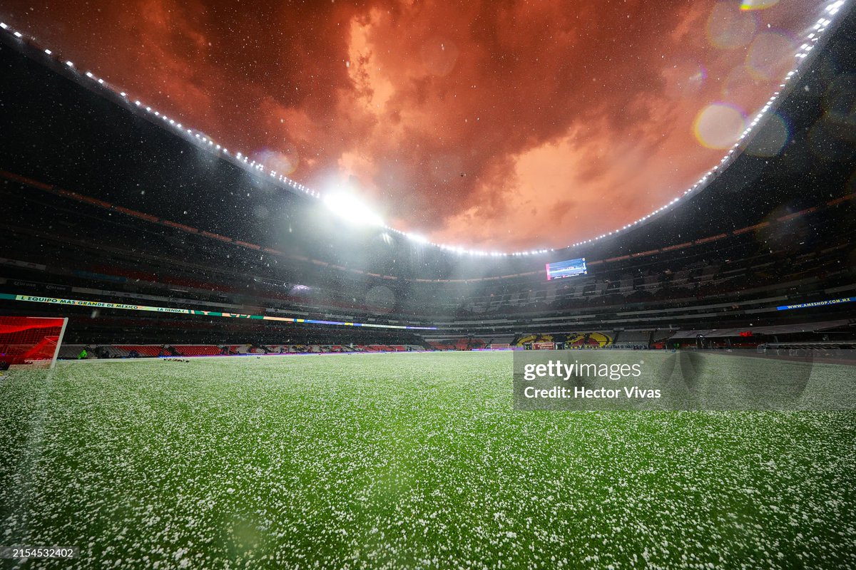A hailstorm falls on the #AztecaStadium pitch before the final first leg match between #America and #Monterrey as part of the #TorneoClausura2024 #LigaMXFemenil in #MexicoCity, #Mexico. 📸: @hvivas24 #GettySport #Football